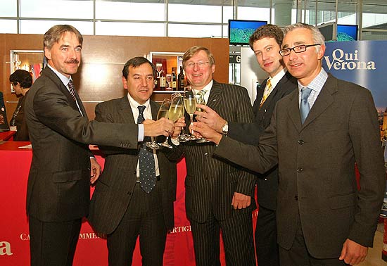 Im Bild von links nacht rechts: Michael Andreas Kraus, Präsident und CEO der Air Dolomiti, Enrico Ghinato, stellvertretender Präsident der Handelskammer Verona, Dr. Michael Kerkloh, Vorsitzender der Geschäftsführung der Flughafen München GmbH, Oliver Wittmann, Geschäftsführer der Betreibergesellschaft Terminal 2 und Alessandro Marino, Geschäftsführer der Italienischen Handelskammer in München